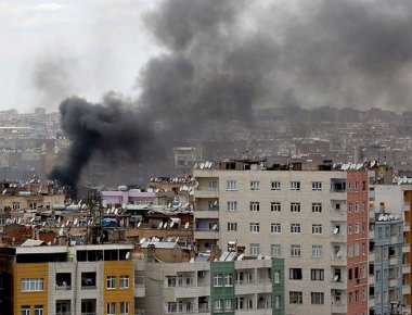 Έκρηξη σε αστυνομικό τμήμα στο Ντιγιάρμπακιρ - Αρκετοί τραυματίες (φωτό, βίντεο)